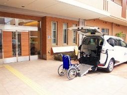 エントランスと車椅子付き車