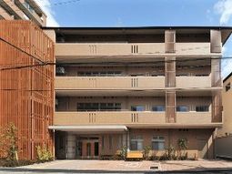 明るい外観の建物