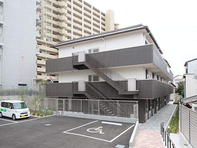 外観の建物と駐車場 外観   階段のある落ち着いた外観で、敷地内に駐車スペースもあります。建物周辺はすっきりしており、出入りしやすそうです。