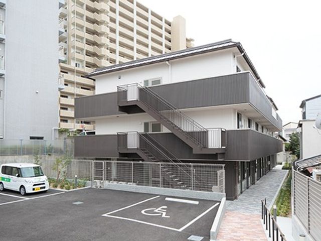 外観の建物と駐車場  