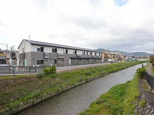 川沿いの建物外観  