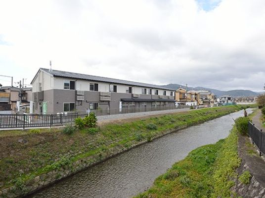 川沿いの建物外観  