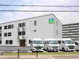 送迎車が並ぶ外観  