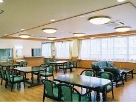 明るい共有ダイニングエリア