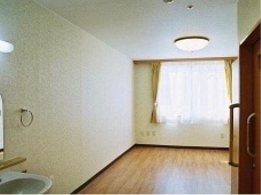 明るい広々とした居室