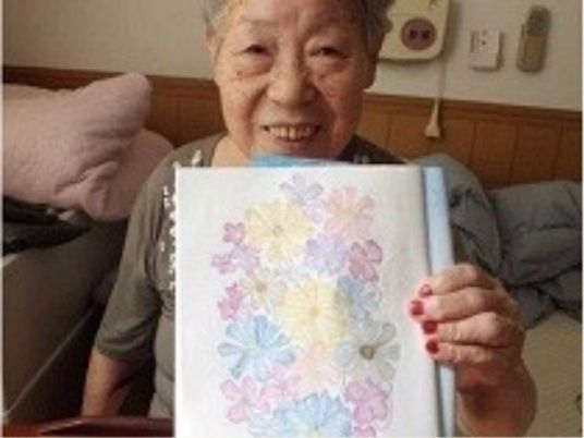 笑顔の高齢者と手作りカード