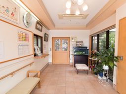 明るいエントランスの様子