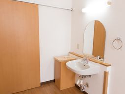 シンプルな洗面台と鏡