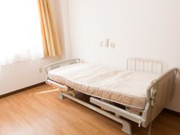 居室のベッドと窓