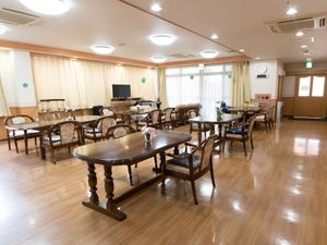 共用スペースの明るい居室