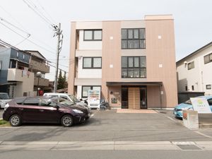 施設の明るい外観