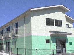 明るい外観の建物