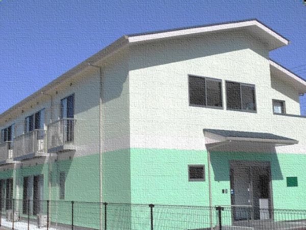 明るい外観の建物