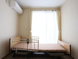 清潔な居室のベッド