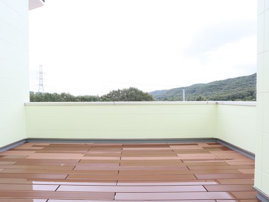 緑に囲まれた開放的テラス