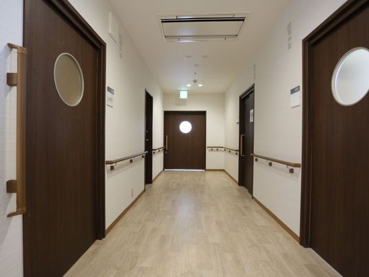 清潔感のある施設の廊下