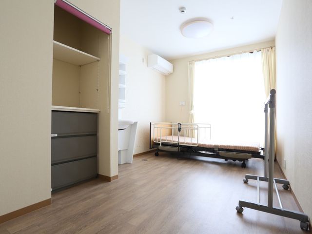 快適な居室 居室 窓からの柔らかな日差しが明るい印象の居室です。必要な機能を備え、落ち着いた時間を過ごすことができます。