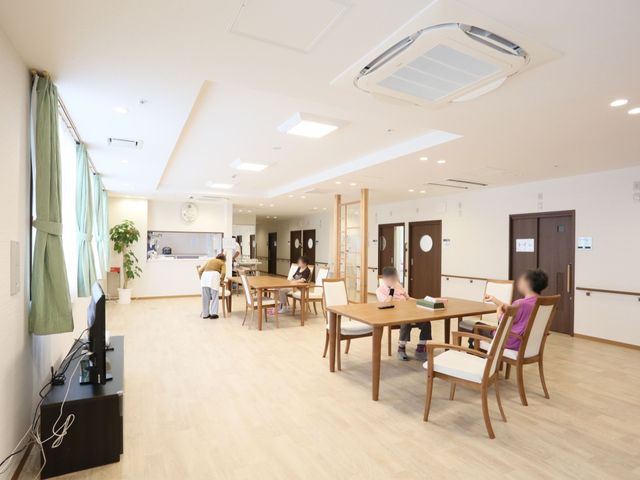 居心地の良い食堂スペース リビングダイニング 広々とした清潔感あふれる食堂では、居住者がゆったりと食事や交流を楽しんでいます。