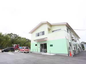 明るい色の建物の外観