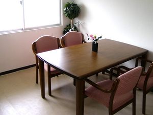 明るい食堂の窓際  