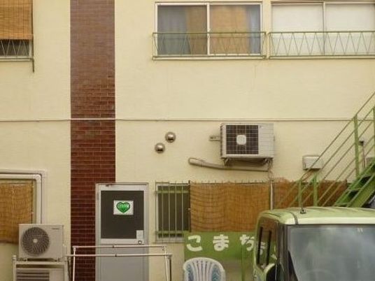 建物外観と駐車場