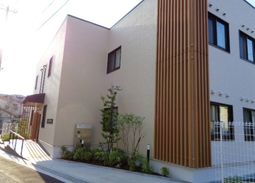 白と茶色の外壁の建物