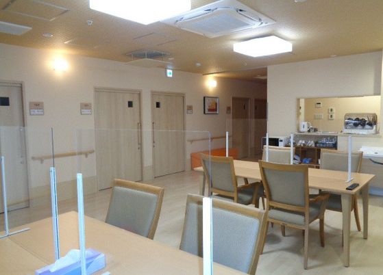 明るい空間の食堂エリア