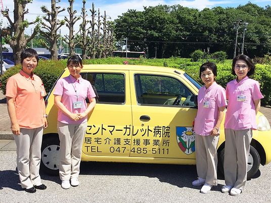 スタッフと送迎車  