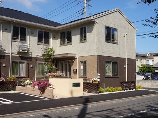 花が飾られた建物の外観