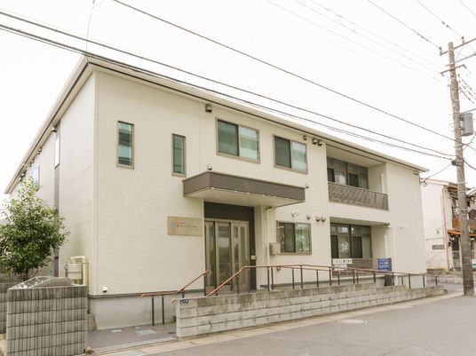 白壁の建物外観