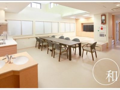 清潔感溢れる食堂エリア