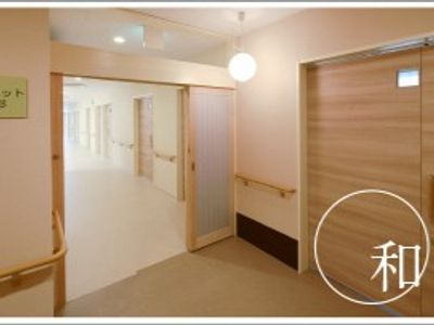 落ち着いた色の廊下掃除