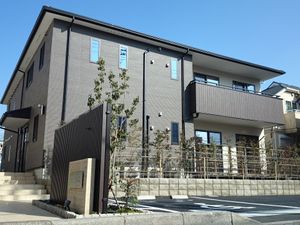 外観の建物と緑