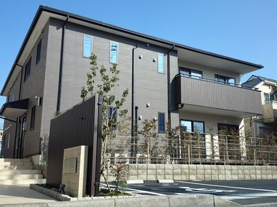 外観の建物と緑
