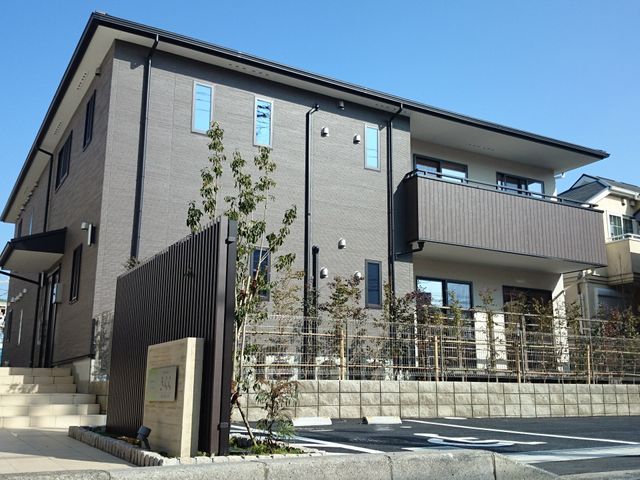 外観の建物と緑