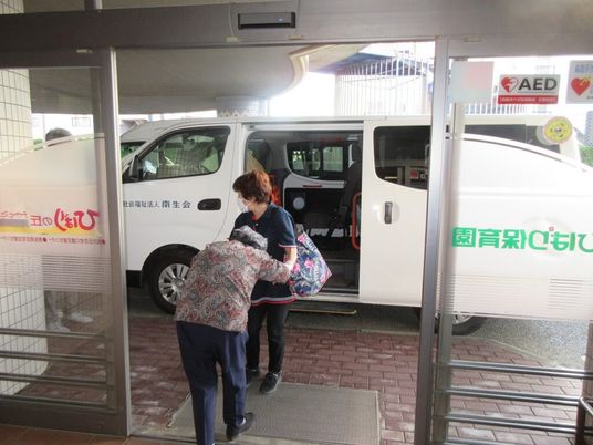 車椅子対応のバンが見える入り口
