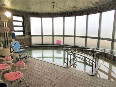 広い浴槽のある室内