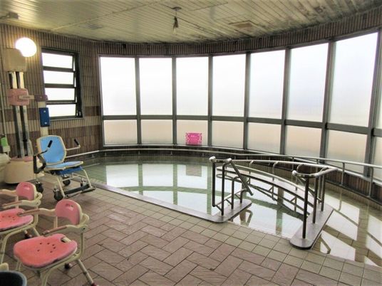 広い浴槽のある室内
