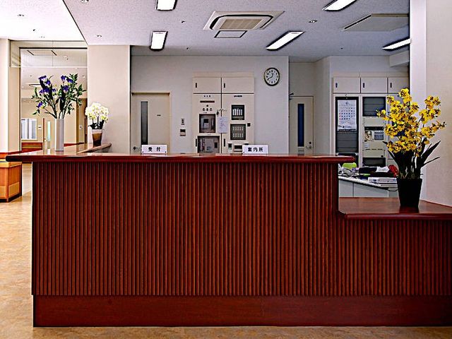 温かみのある受付 フロント 来訪者を暖かく迎えるエントランスです。自然光が差し込む明るい空間で、気持ちが和らぎます。
