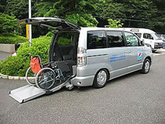 送迎車と車椅子の道具