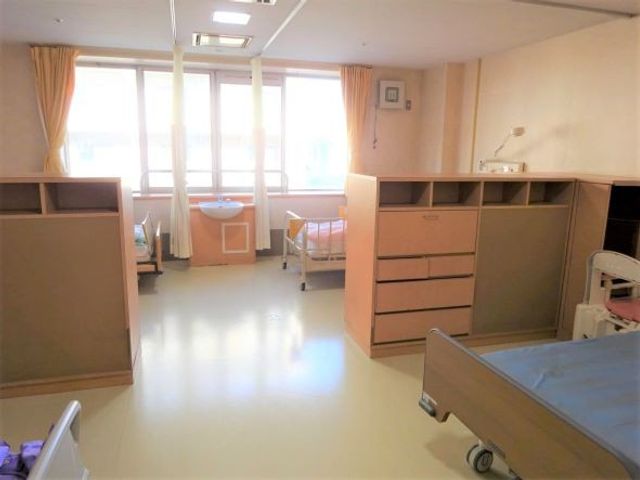 清潔な居室 居室 大きな窓から自然光が差し込む明るい部屋です。機能的な家具配置で快適に過ごせます。