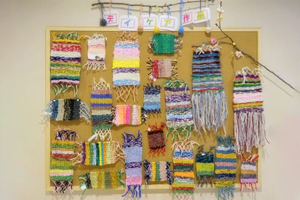 色鮮やかな織物の掲示板