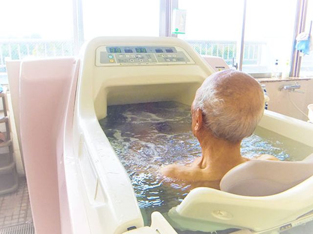 人が入浴する浴室 浴室 広々とした浴槽は、快適に入浴できる設計です。自然光が差し込む開放的な空間です。