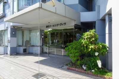 緑に囲まれた入口