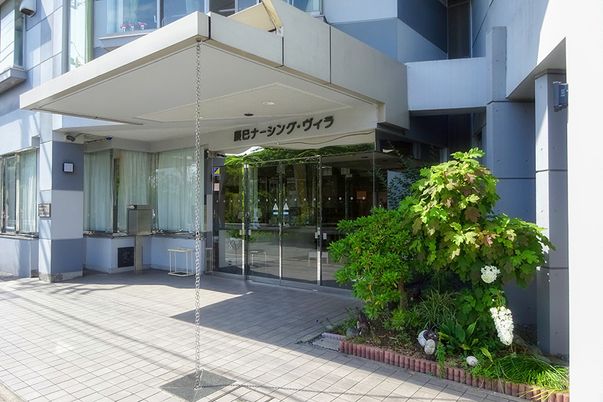 緑に囲まれた入口