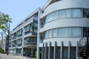 曲線が特徴的な建物外観