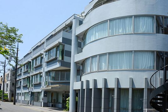 曲線が特徴的な建物外観