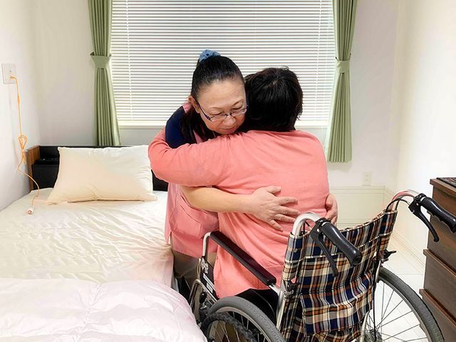 温かい抱擁の居室 居室 車椅子の方との温かな時間を大切にする職場です。家庭的な雰囲気で快適に過ごせます。