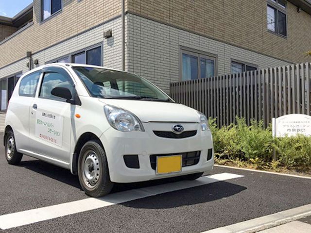 建物前の駐車場 外観 介護施設の外観と駐車場です。施設への快適なアクセスが可能です。