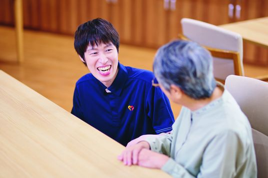 笑顔の会話をする二人